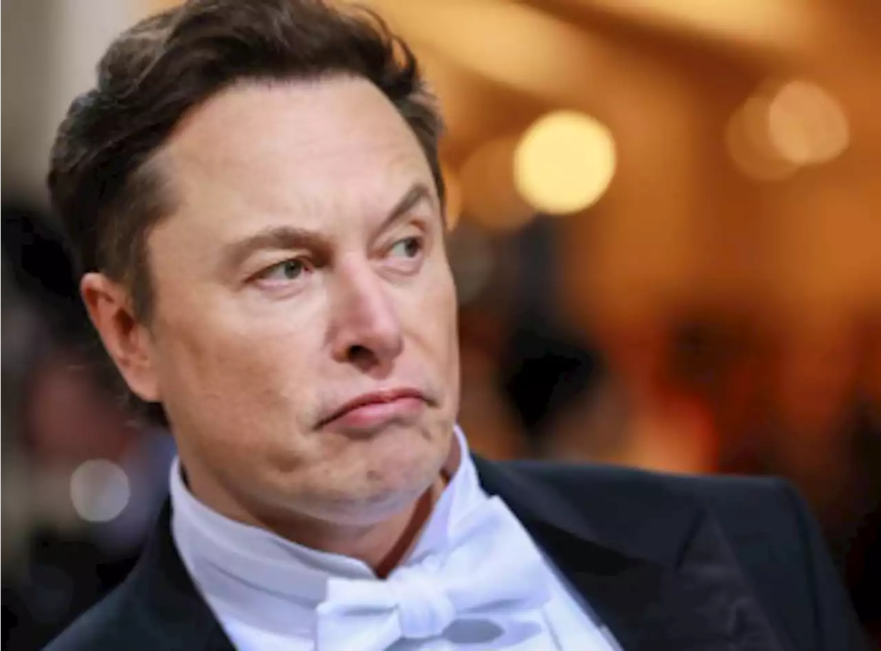 Elon Musk fracasa como comediante y lo abuchean en intento