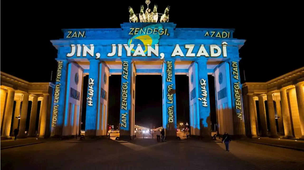 Iranischer Protest-Schriftzug am Brandenburger Tor