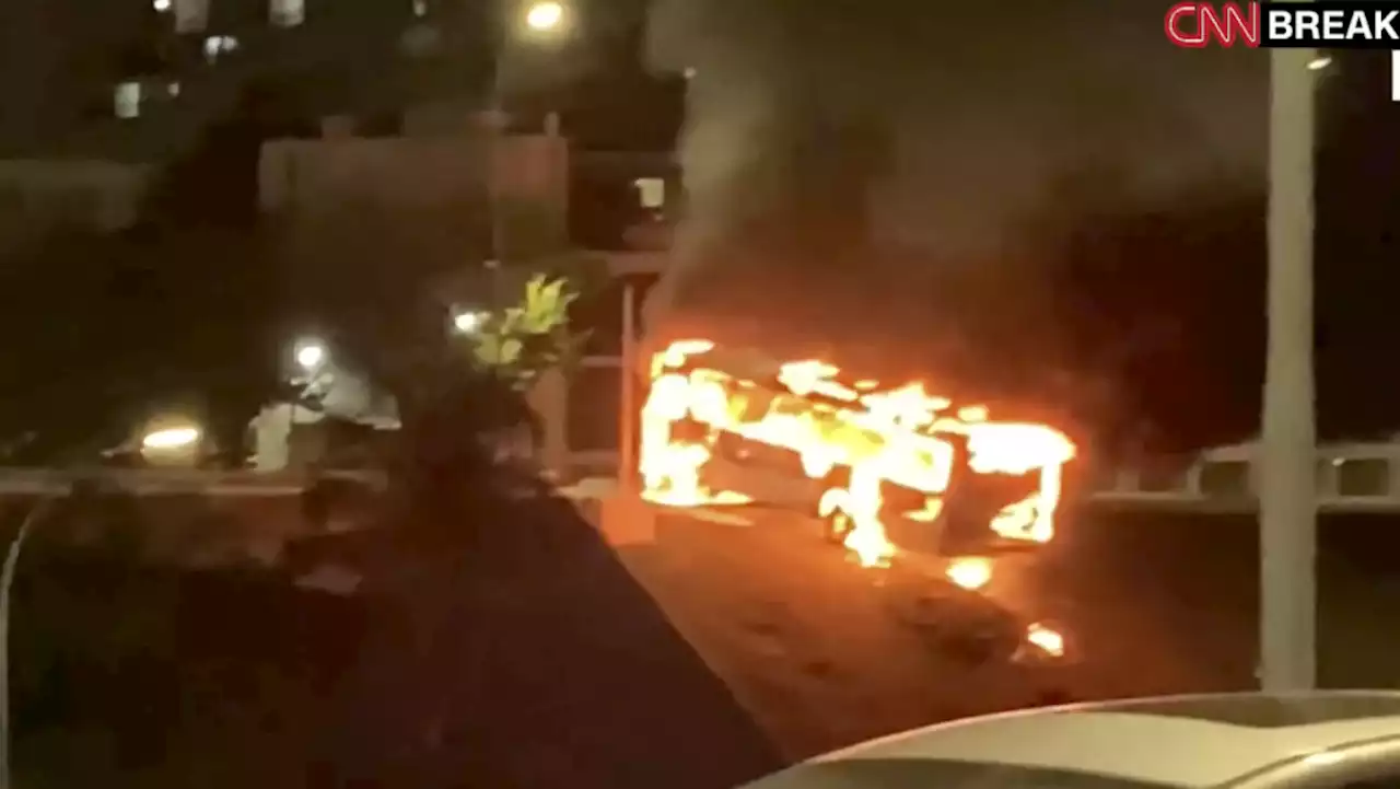 Urgente: Em protesto contra prisão de indígena, manifestantes incendeiam ônibus | O Antagonista