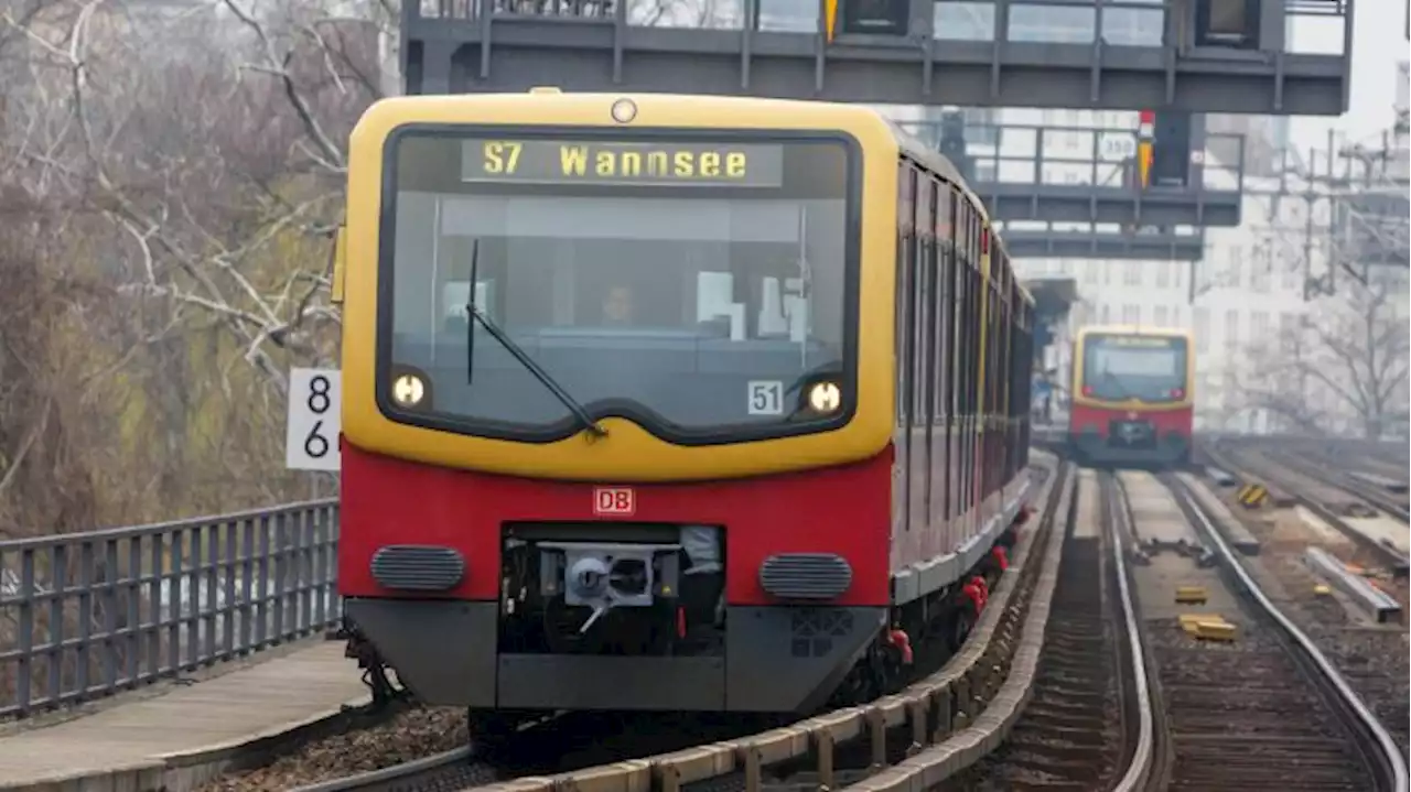 Zwei Menschen verletzt nach Kollision zwischen S-Bahn und Bagger