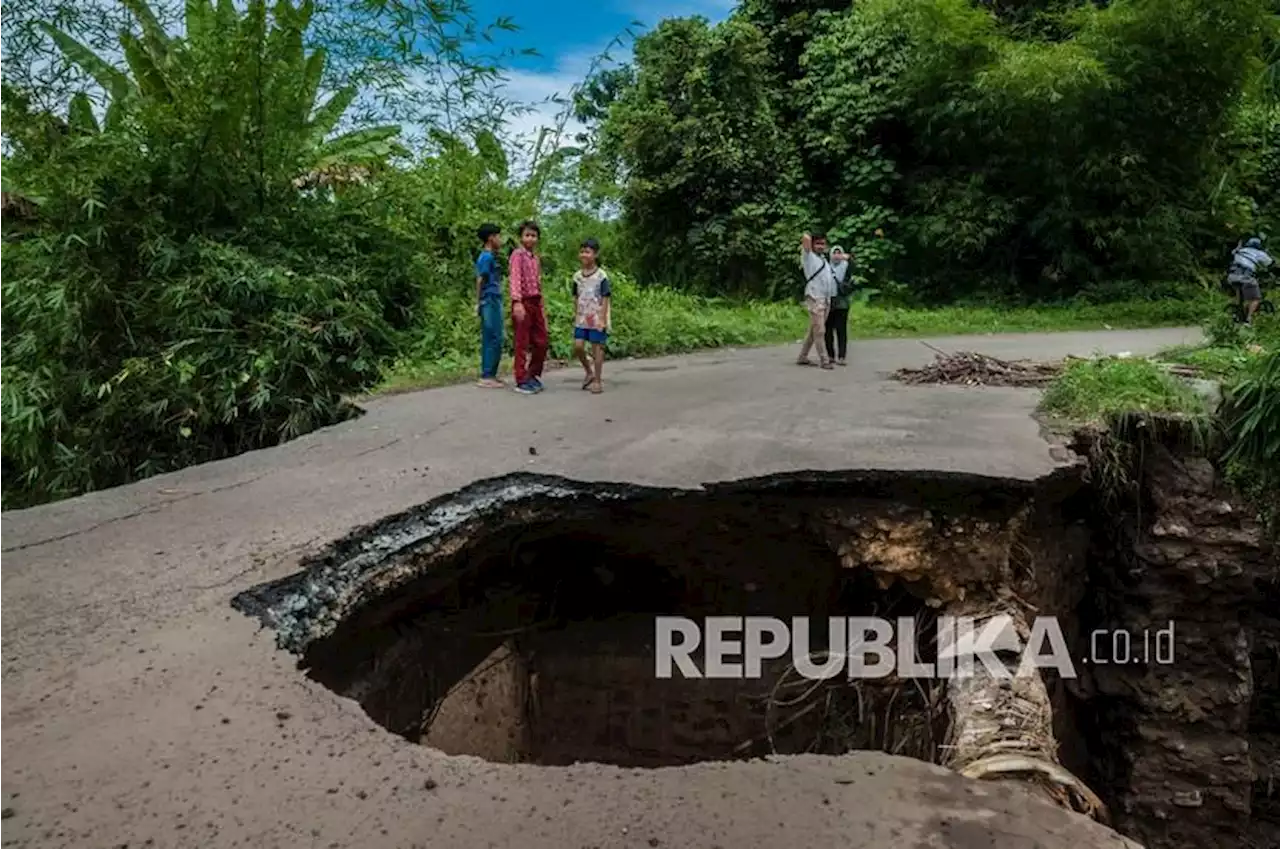 Bahu Jembatan Pamuruyuan Amblas, Arus Lalu Lintas Sukabumi-Bogor Terdampak |Republika Online