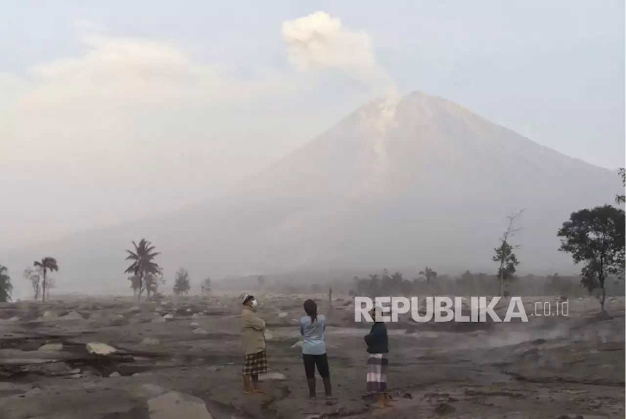 PVMBG Ingatkan Warga Mewaspadai Bahaya Lahar di Gunung Semeru |Republika Online