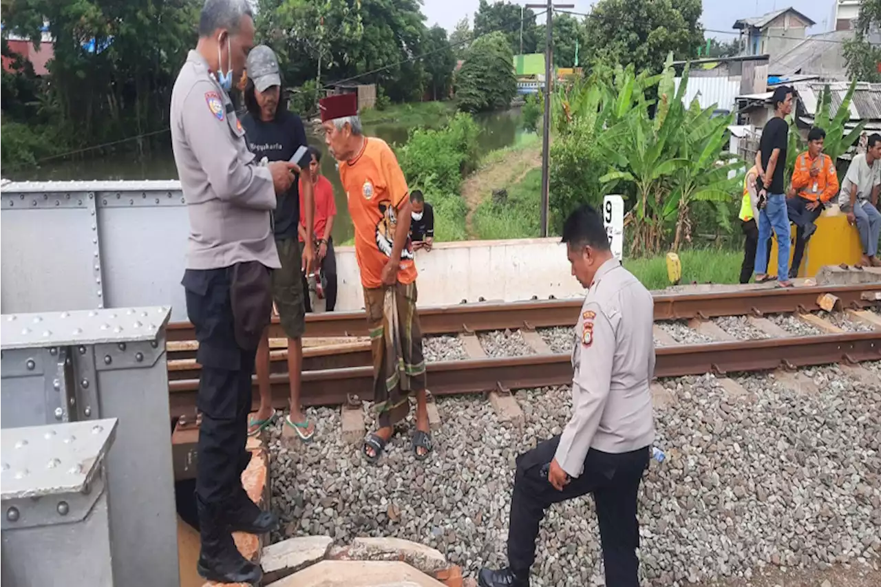 Bocah Tewas Tersambar Kereta di Bekasi hingga Terpental ke Kali Cilemahabang