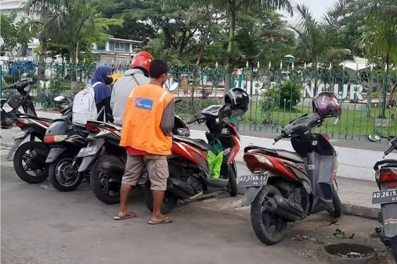 Banyak Warga Kecele, Tarif Parkir Motor di Karanganyar Bukan Rp2.000