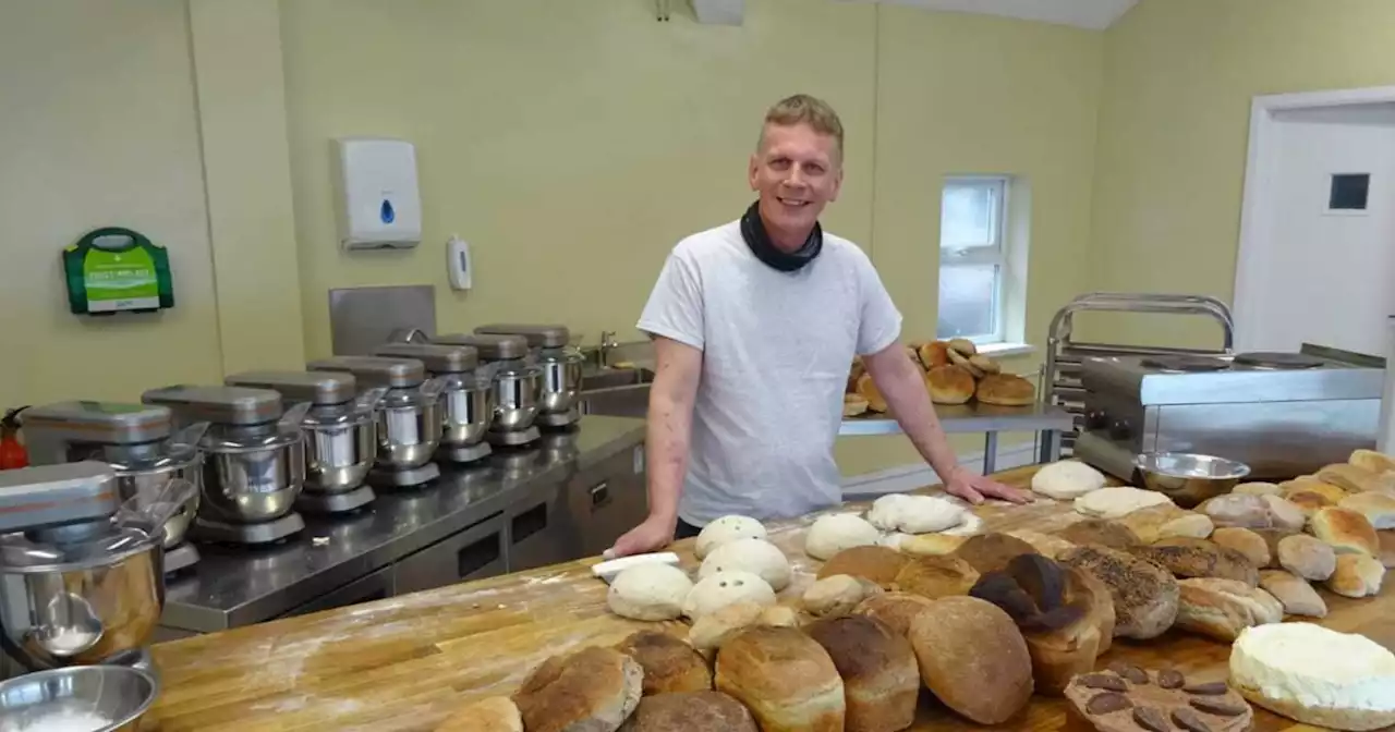 Bakery owner lets community bake Christmas cakes in his oven amid rising energy costs