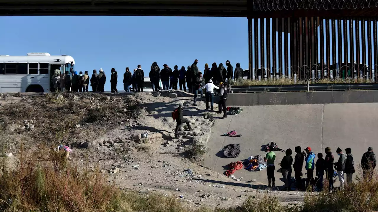 Asylum seekers, migrants cross en masse at Texas-Mexico border as Title 42 nears end