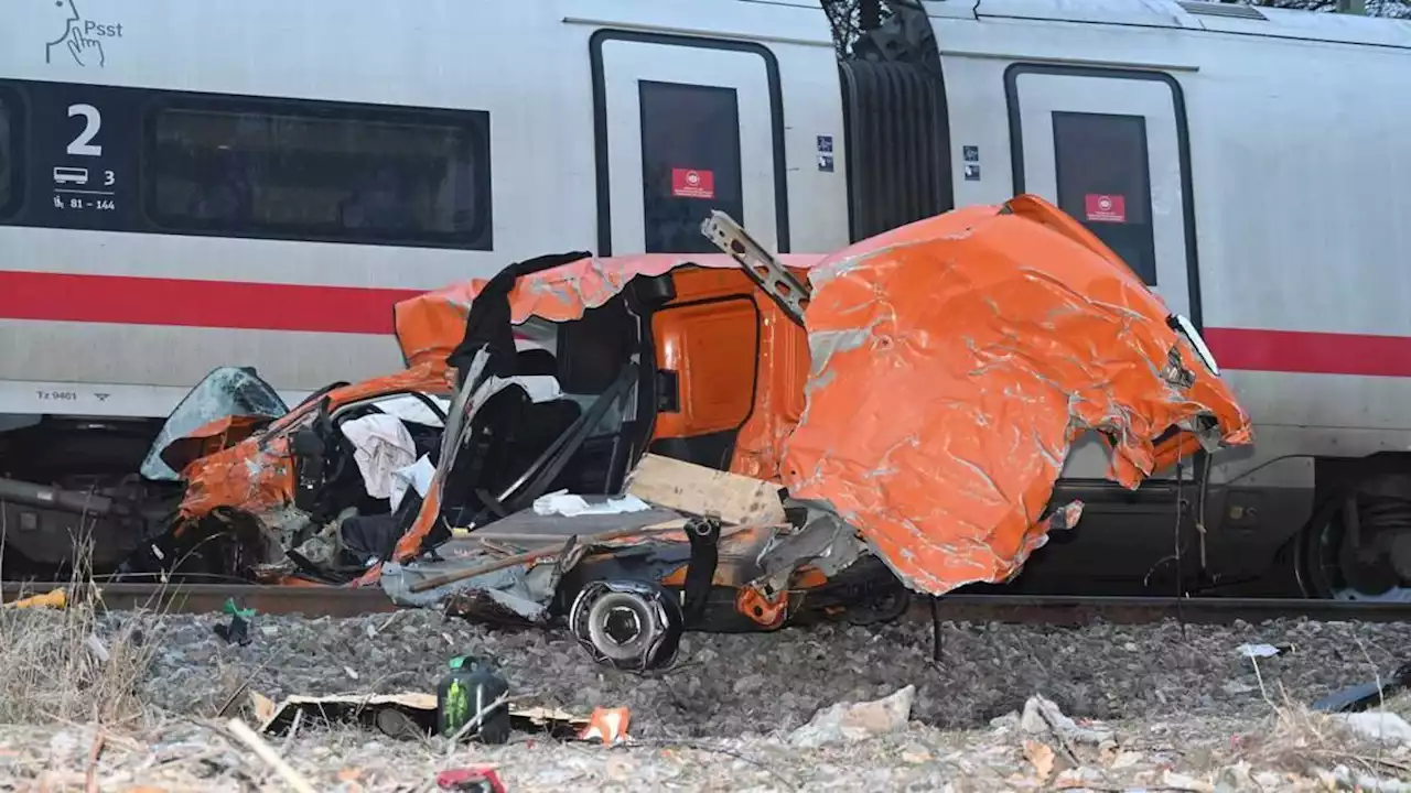 ice kracht auf bahnübergang in baustellenfahrzeug