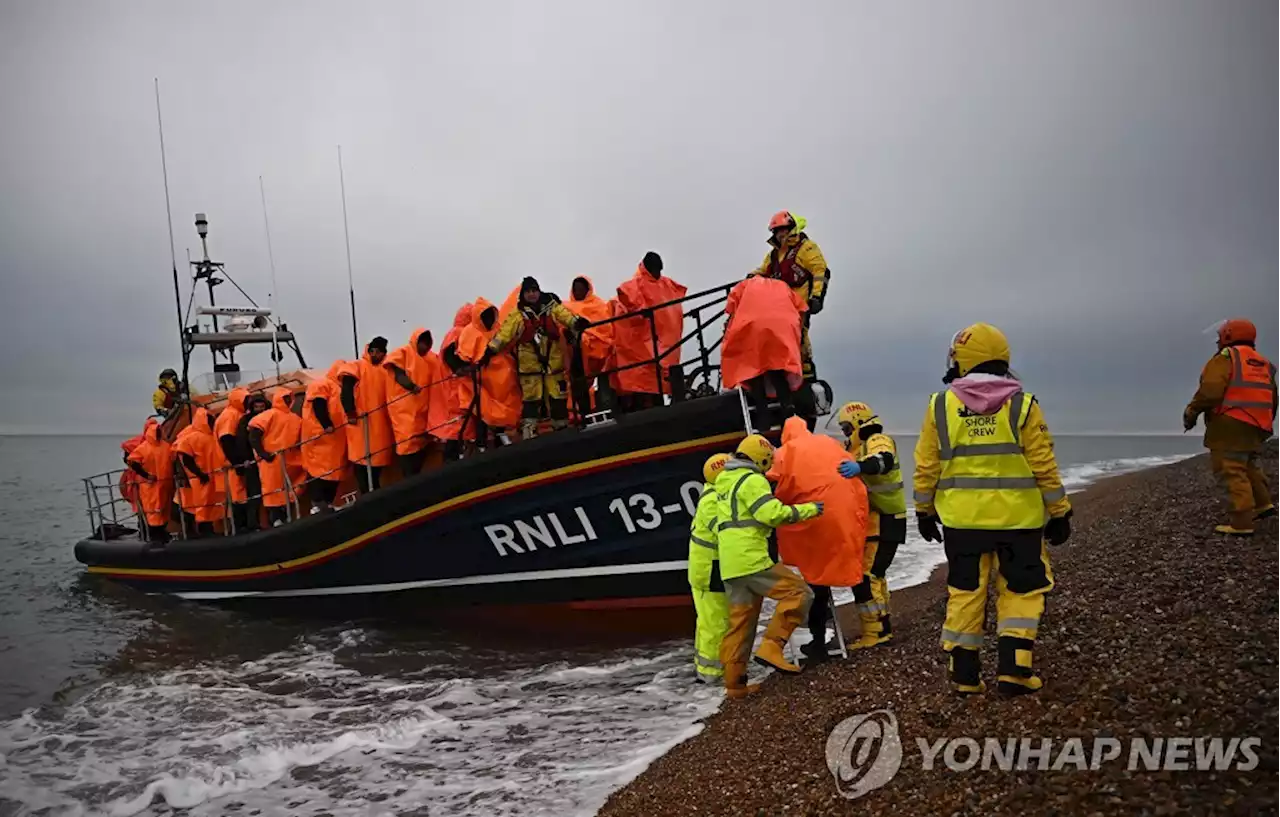 영국, 영불해협 건너는 알바니아 불법 이주민에 강경 대응 | 연합뉴스