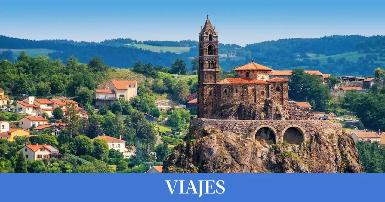 El pueblo francés con una iglesia en lo alto de una chimenea volcánica