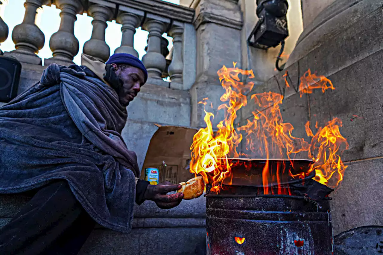 Left out in the cold: Manhattan Bridge homeless encampment swept again as unhoused New Yorkers struggles with temperature drop | amNewYork