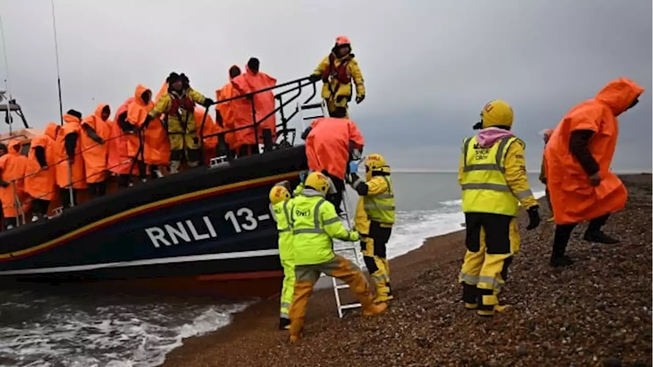 At least 4 dead after boat carrying migrants sinks in English Channel | CBC News