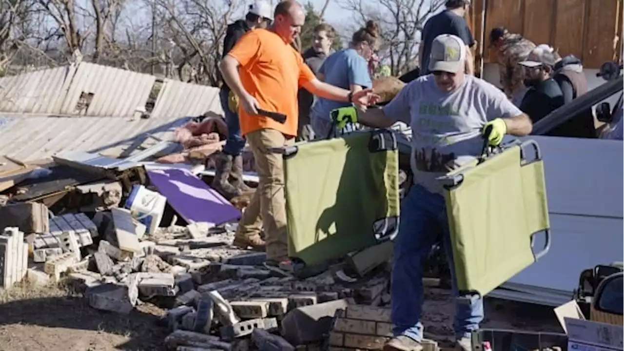 U.S. storm that spawned tornadoes leaves 2 dead | CBC News