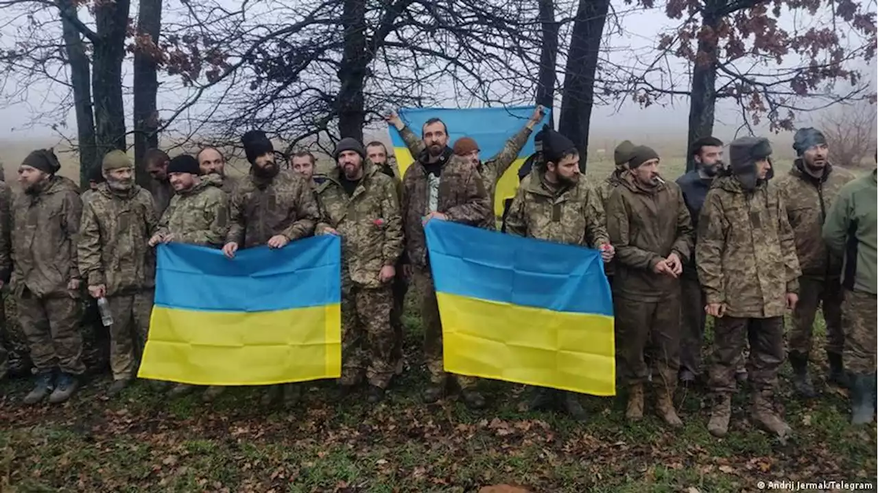 Украина вернула из плена 65 военных и 4 тела погибших – DW – 14.12.2022