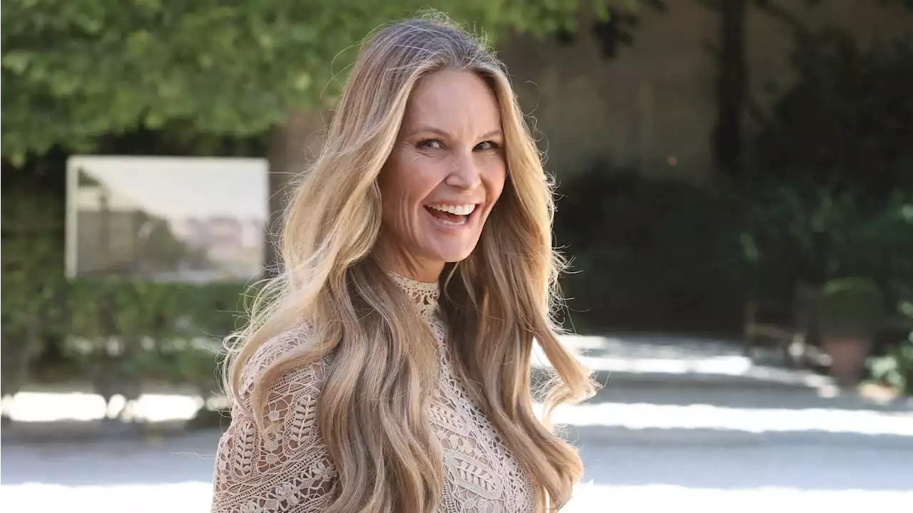 Elle Macpherson, 58 ans, prend la pose en bas de bikini et fait grimper la température - Grazia