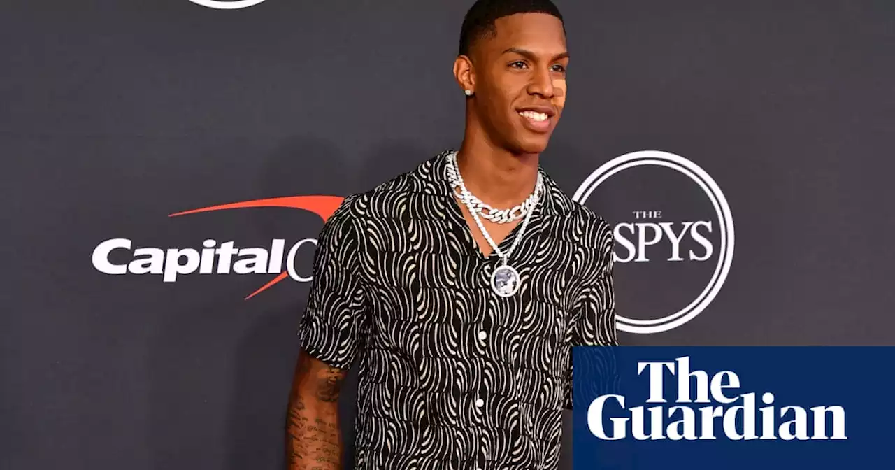 One-armed US college basketball player scores first points