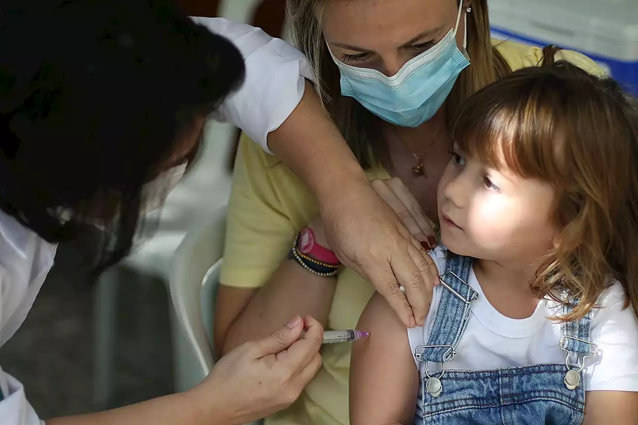 Fiocruz: uma criança de 6 meses a 5 anos morreu por dia no Brasil, em 2022, devido à Covid-19