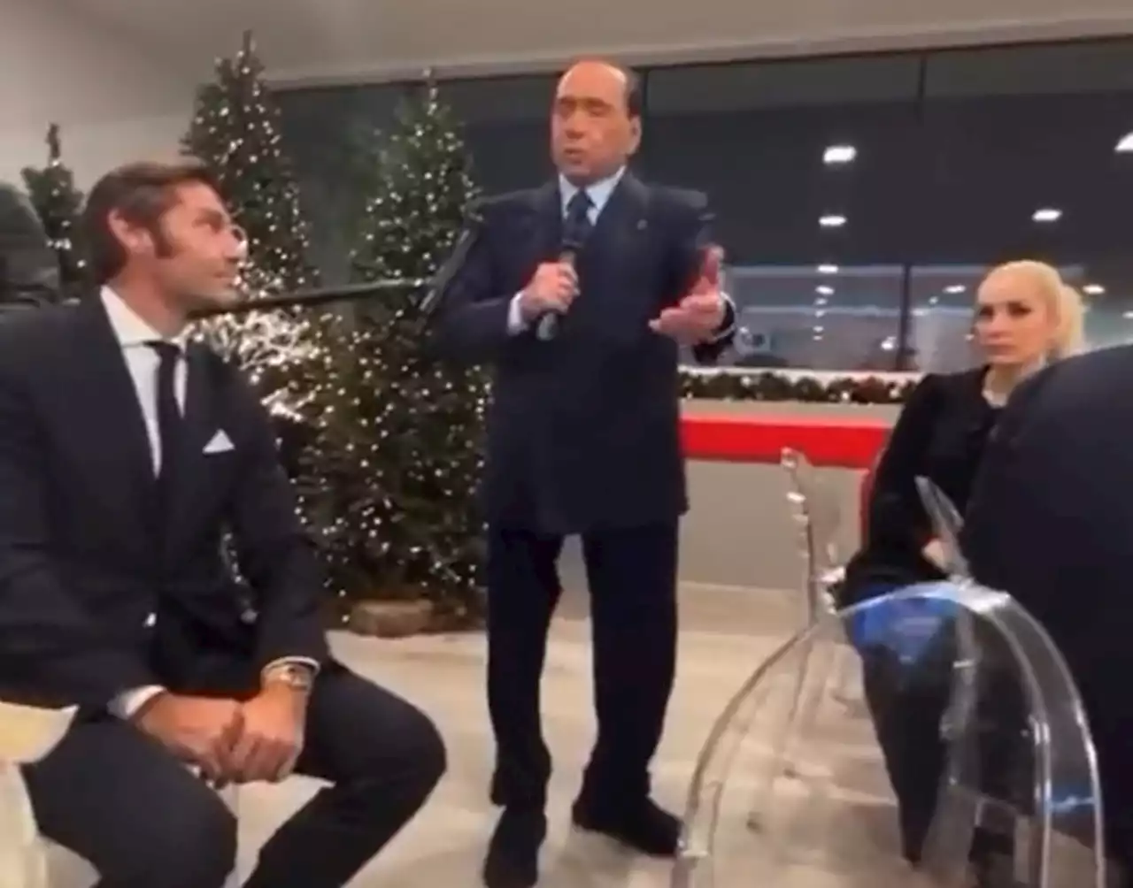 Berlusconi promete un 'autobús de prostitutas' a los jugadores del Monza como 'estímulo extra' para vencer al Milan y la Juventus