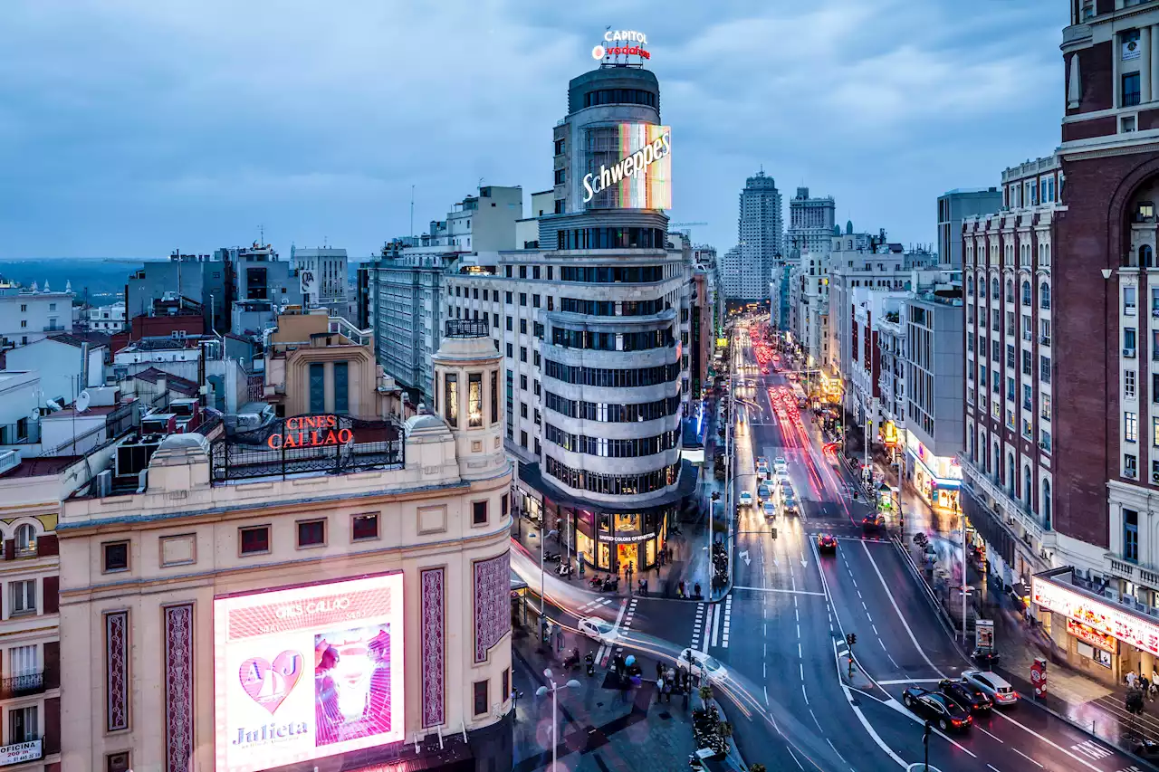 El icónico neón de la Gran Vía de Madrid cumple medio siglo