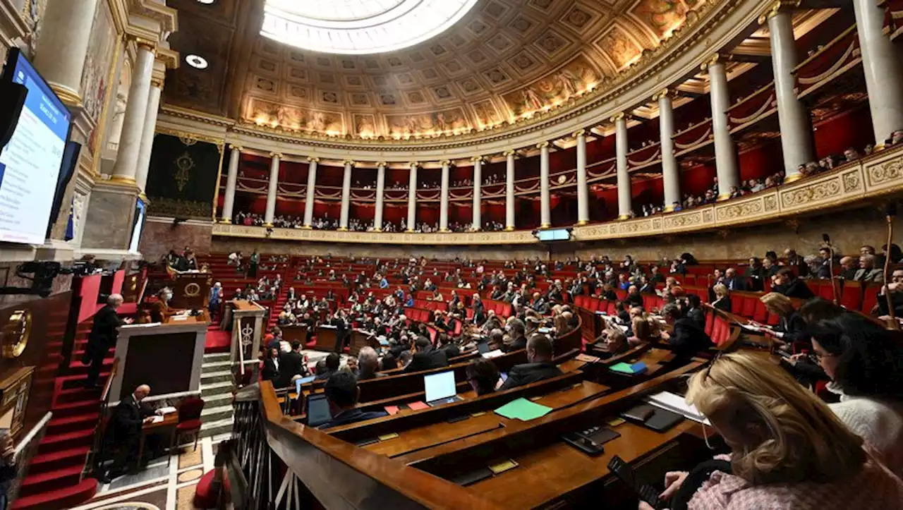 Mondial 2022 : des députés LFI observent une minute de silence pour les travailleurs migrants au Qatar