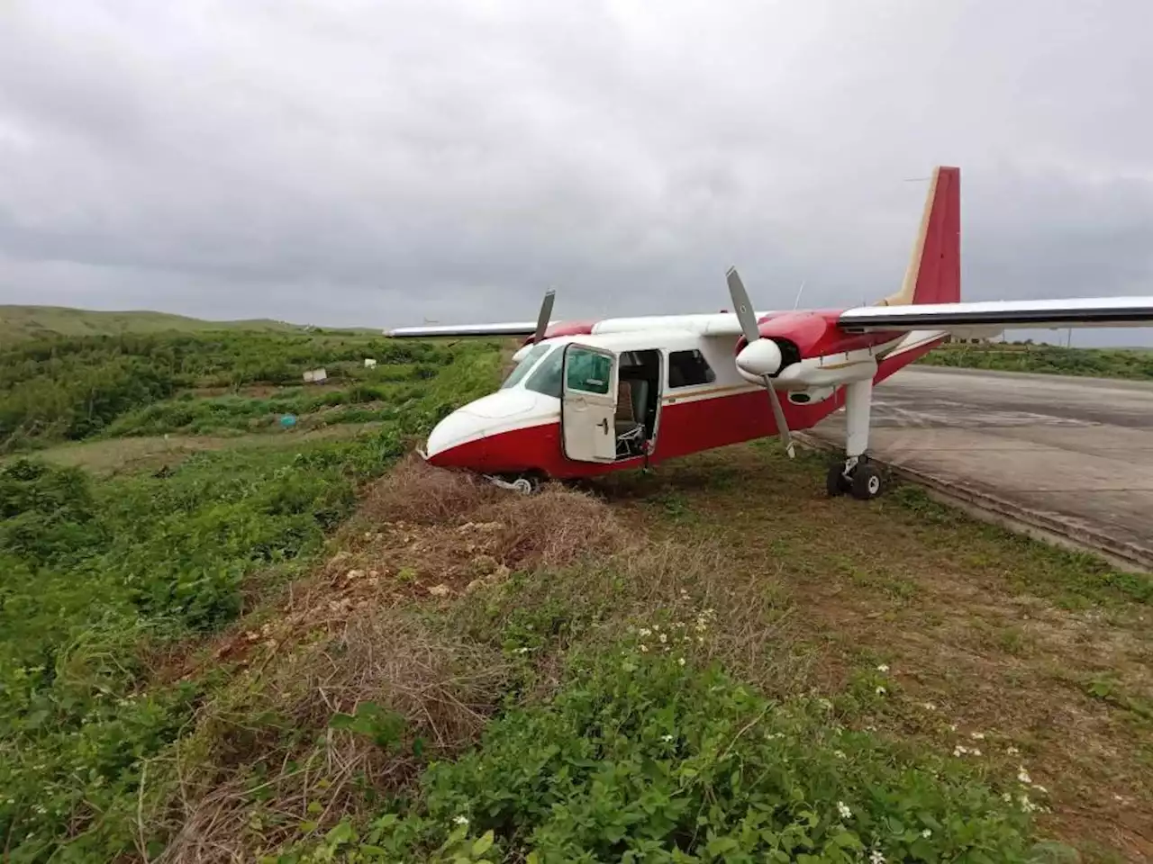 Five passengers, two pilots unhurt as plane lands badly at Batanes airport