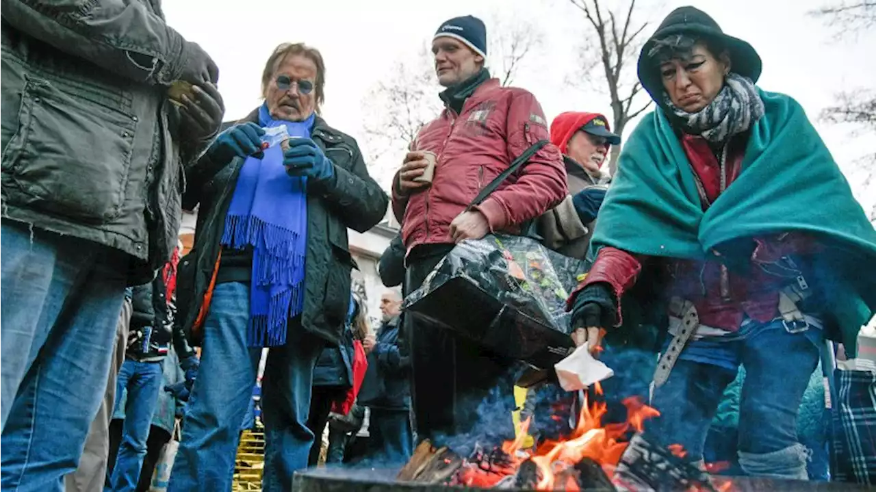 Feuer und Glühwein: Frank Zander feiert mit Bedürftigen