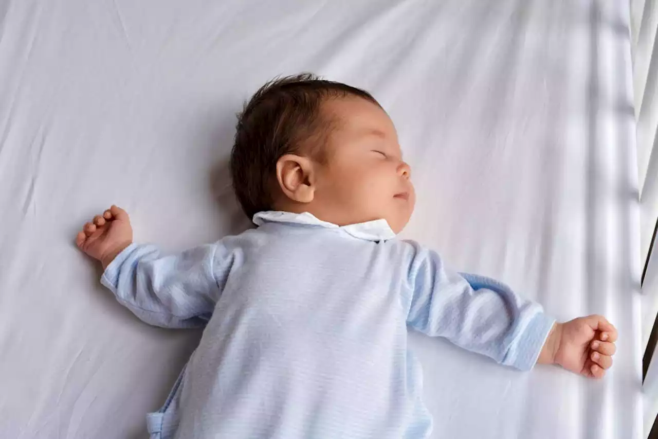 Timing of expressing milk and a baby drinking it affects infant sleep