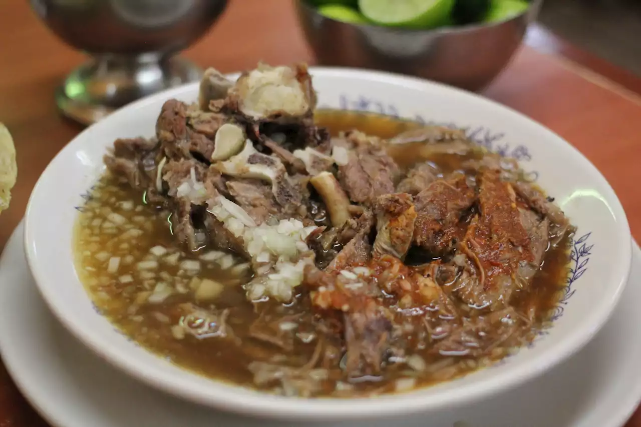 Receta birria de res: picosita, caldosita y deliciosa - Animal Gourmet