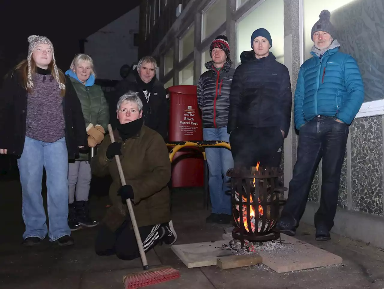 Royal Mail workers brave freezing cold for latest 48-hour strike