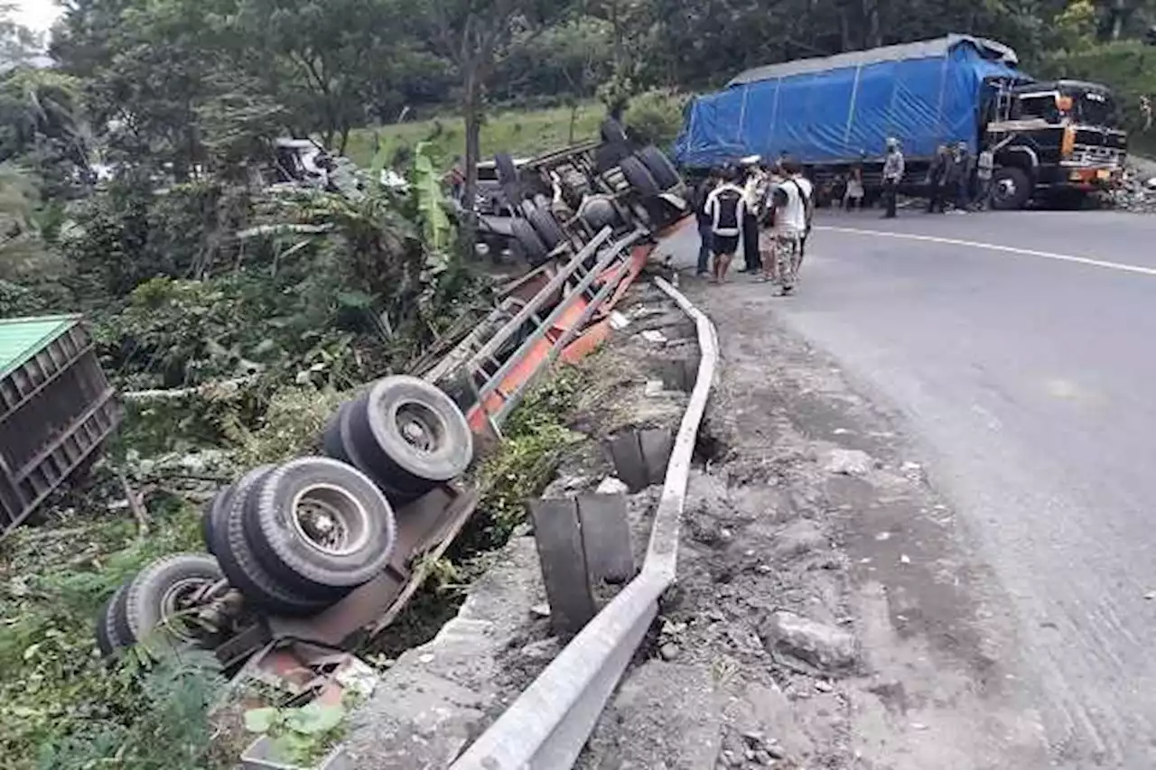 Kecelakaan Tunggal, Truk Muat Tripleks Terguling di Jalan Raya Jambu Semarang