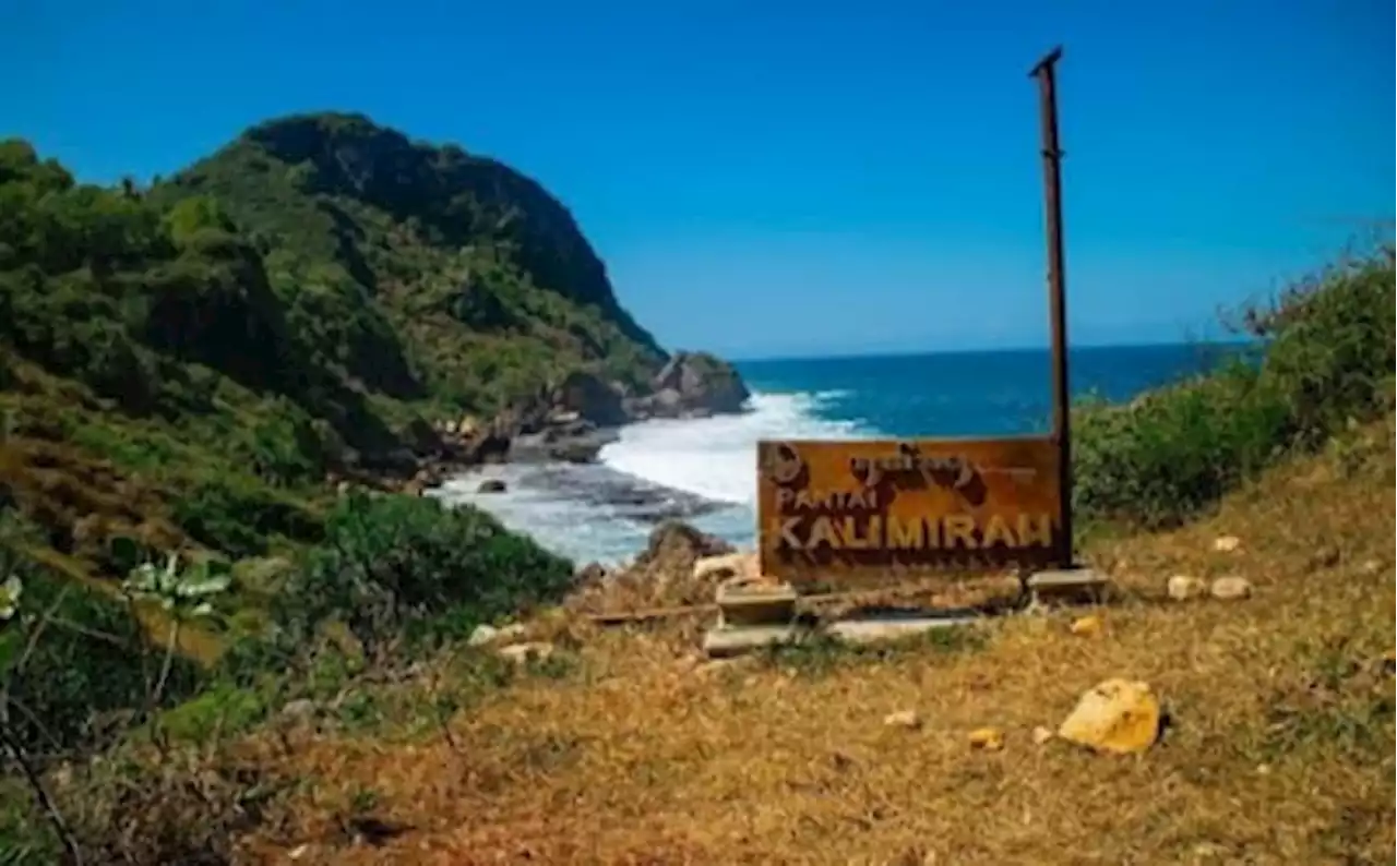 Perpaduan Pasir Putih & Pepohonan Hijau Menyatu di Pantai Kali Mirah Wonogiri