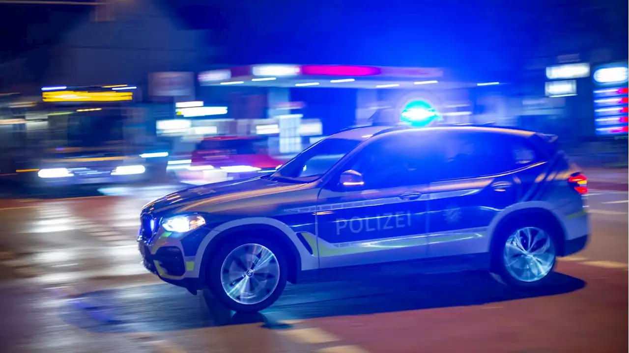 Polizisten bei Unfall schwer verletzt: Verfolgungsfahrt mit Streifenwagen in Berlin-Moabit – zwei Festnahmen