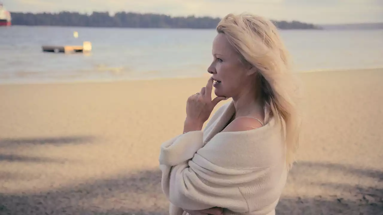 Pamela Anderson Reacts to ‘Pam & Tommy’ in Upcoming Netflix Doc