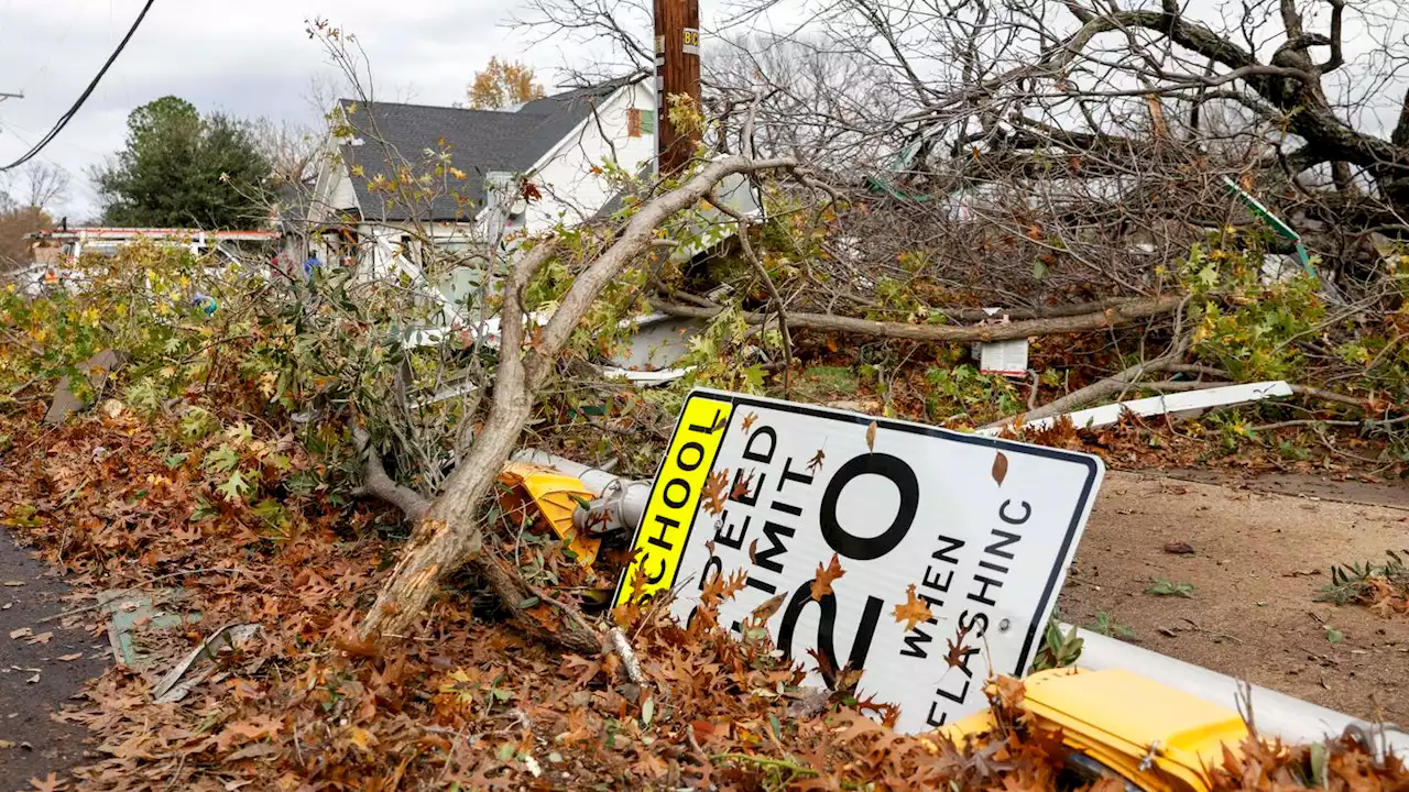 US storm brings tornadoes, blizzard-like conditions; 2 dead