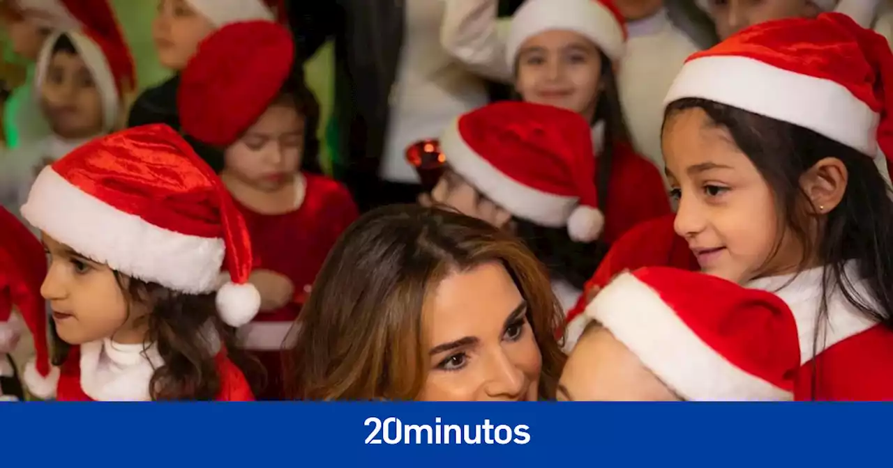 La reina Rania de Jordania celebra la Navidad con una entrañable fotografía en Instagram rodeada de niñas disfrazadas de Papá Noel