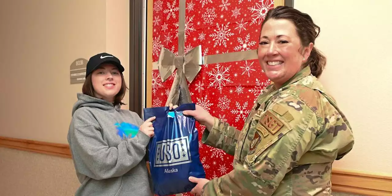 USO Alaska delivers 3,000 bags to single enlisted service members