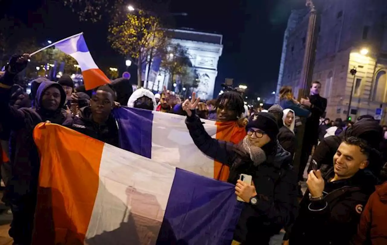 Bleus - 25 000 personnes sur les Champs-Élysées