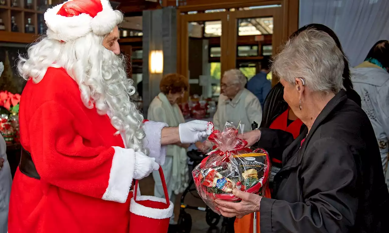 Burnaby students spread holiday cheer to seniors in Operation Elf