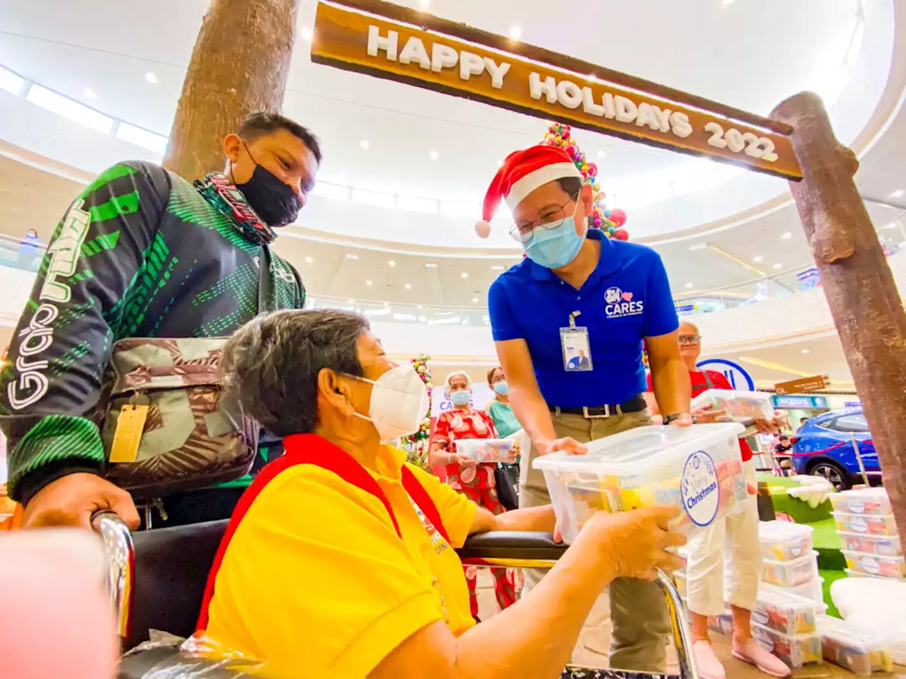 SM plays Santa to 950 Bulakenyos - BusinessMirror