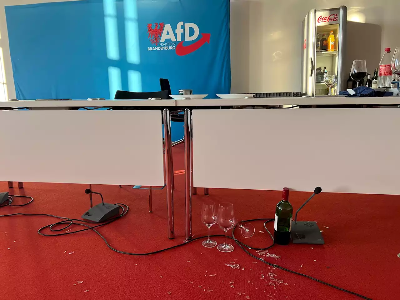 Scherben, Schnaps und Feuerspuren – AfD verwüstet Landtagssaal