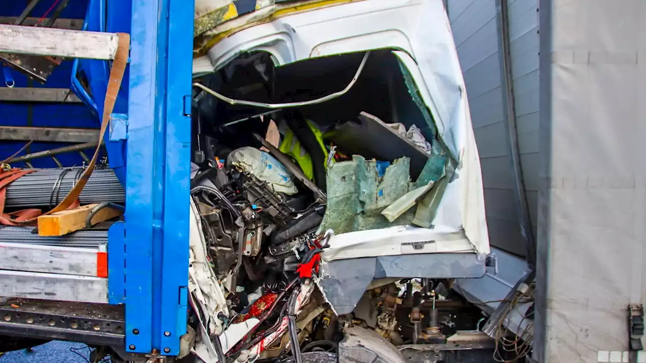 Zwei Lastwagen stoßen auf A111 zusammen – ein Fahrer eingeklemmt