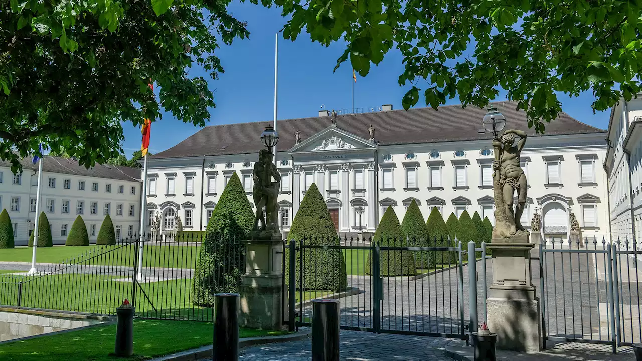 Motorradfahrer kracht auf Flucht gegen Zaun am Schloss Bellevue