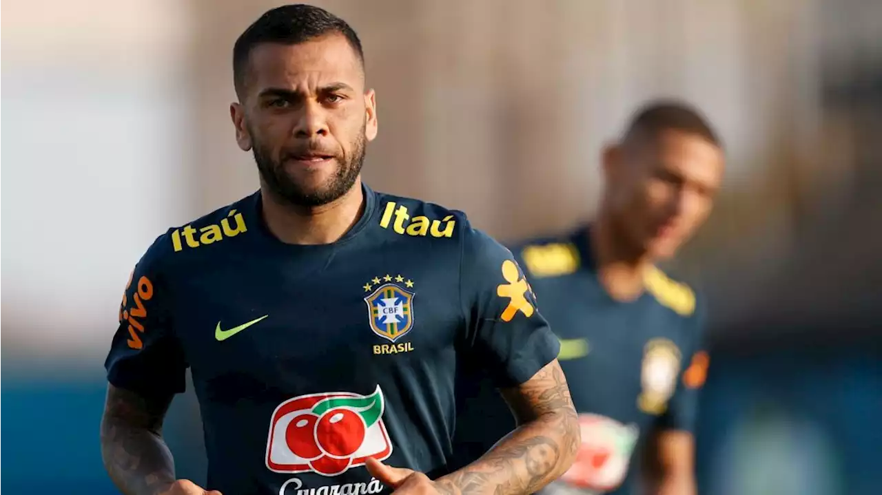 Daniel Alves publica texto para criticar 'gente que sabe de futebol'