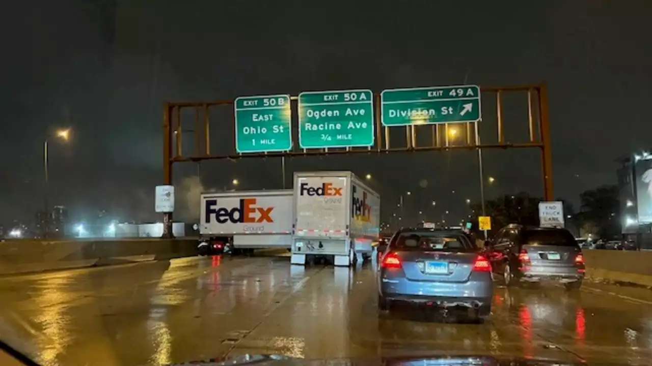 FedEx semi jackknifes on Kennedy Expressway