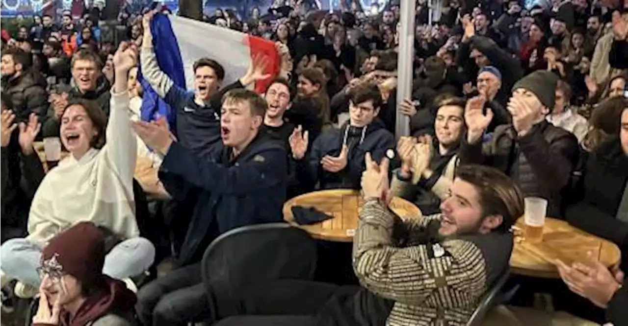 Le Vieux-Port de Marseille et des supporters en liesse