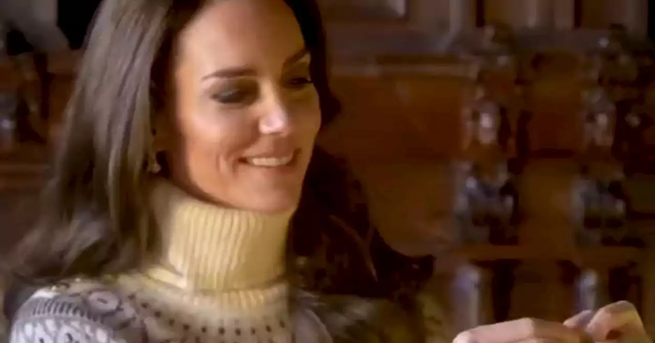 A very merry «Katemas» : en vidéo, Kate Middleton décore son sapin de Noël