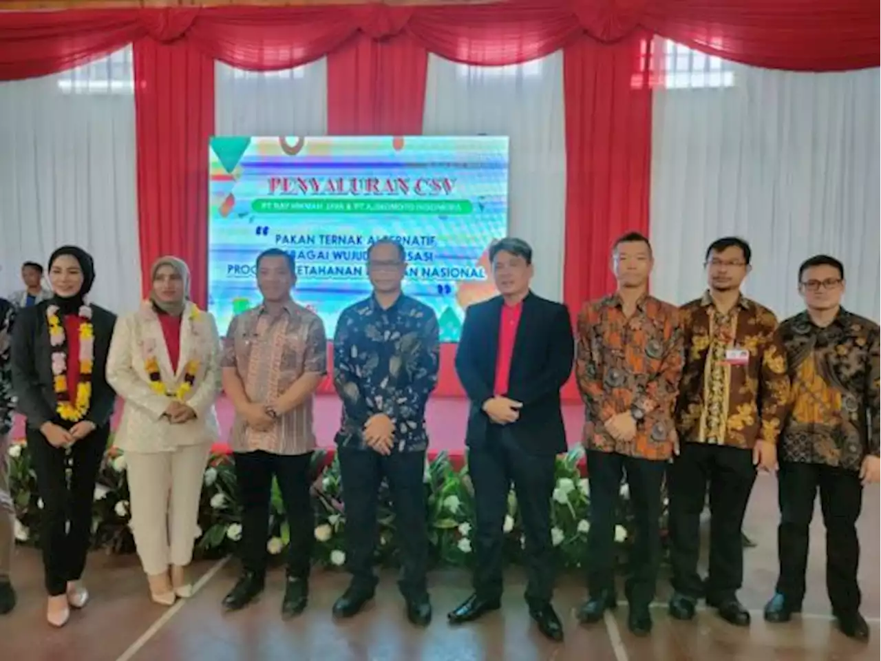 Peternak Karawang Dapat Bantuan Pakan dari Ajinomoto dan RHJ