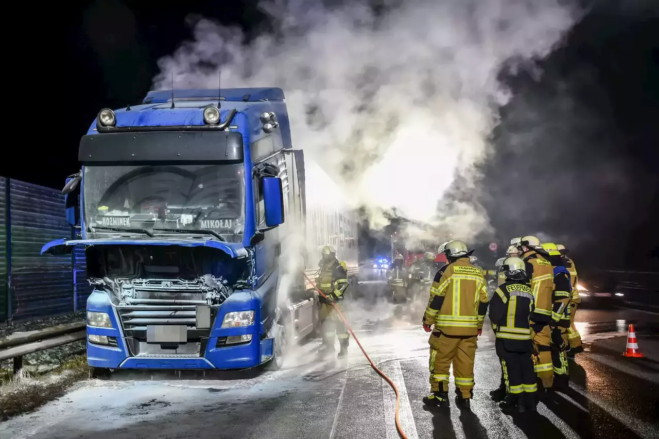 Autobahn-Auffahrt Gesperrt! Lkw Steht Bei Hamburg In Flammen