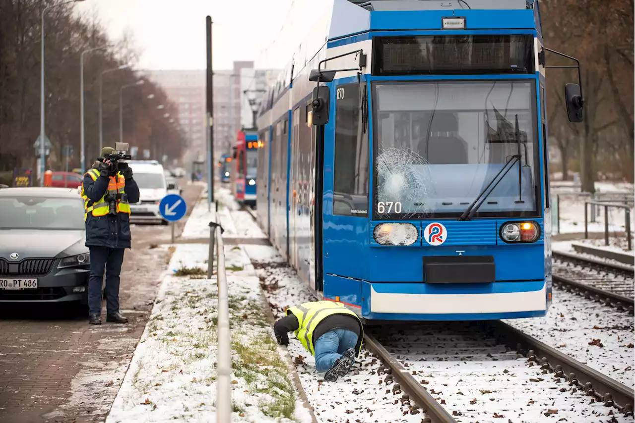 Tragischer Unfall: Straßenbahn überfährt Seniorin (85)