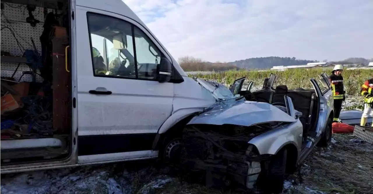 Unfall bei Cham: Autofahrer (47) nach Kollision schwer verletzt