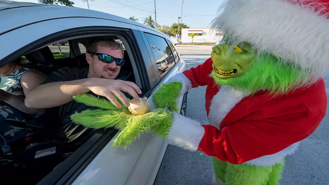 Florida Deputy Dressed as Grinch Handing Out Onions Instead of Tickets to Speeding Drivers